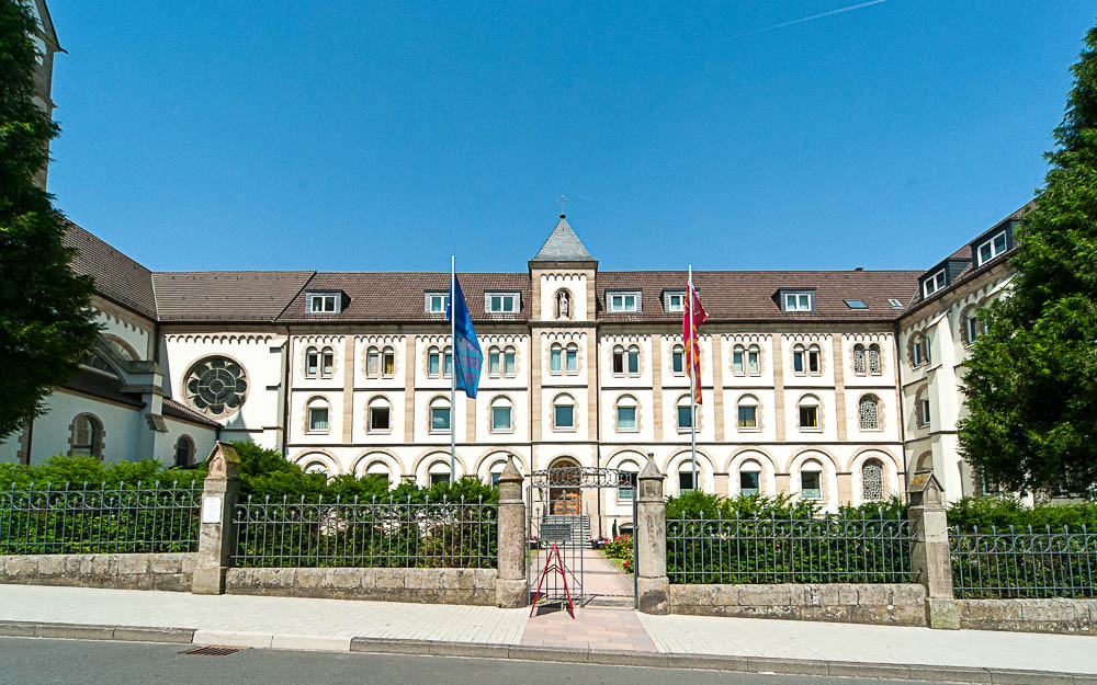 „Jener, der eine Schultür öffnet, schließt ein Gefängnis“Der Förderverein zu Gast bei der jährlichen Fortbildung der Lehrkräfte im Vollzug